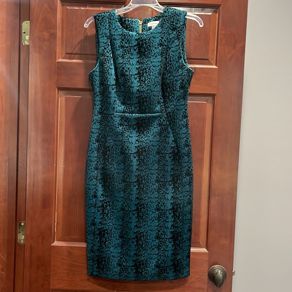 Calvin Klein Velvet Snakeskin on Teal Background Sheath Dress, Size 6